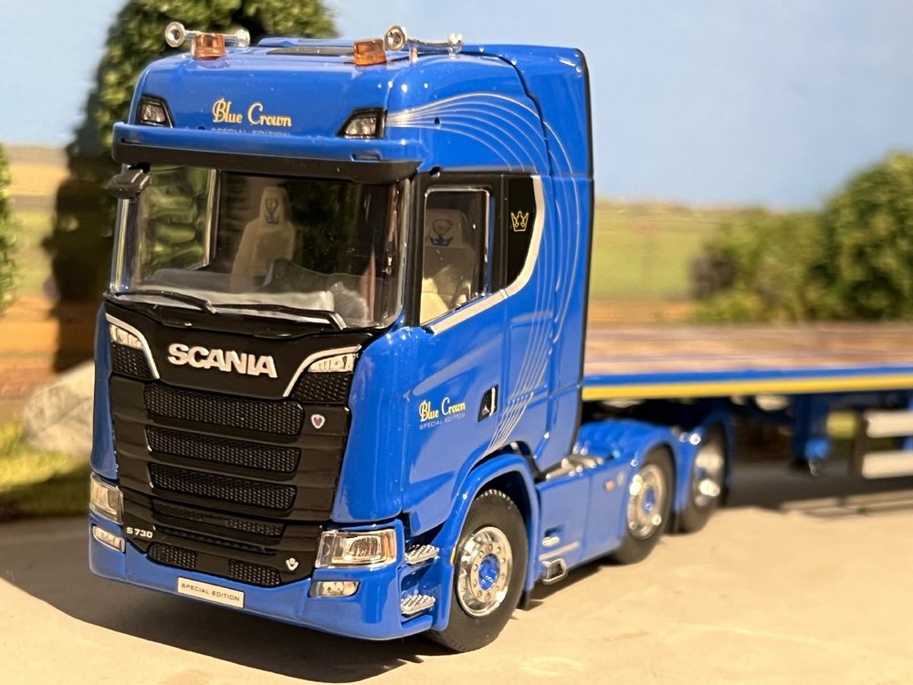 IMC IMC/Tekno  Scania S Highline 6x2 with 3-axle flatbed trailer Blue Crown