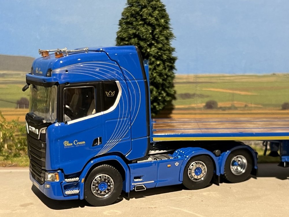 IMC IMC/Tekno  Scania S Highline 6x2 with 3-axle flatbed trailer Blue Crown