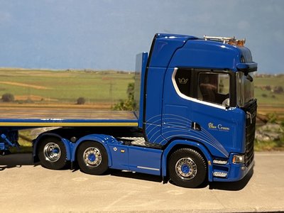 IMC IMC/Tekno  Scania S Highline 6x2 with 3-axle flatbed trailer Blue Crown