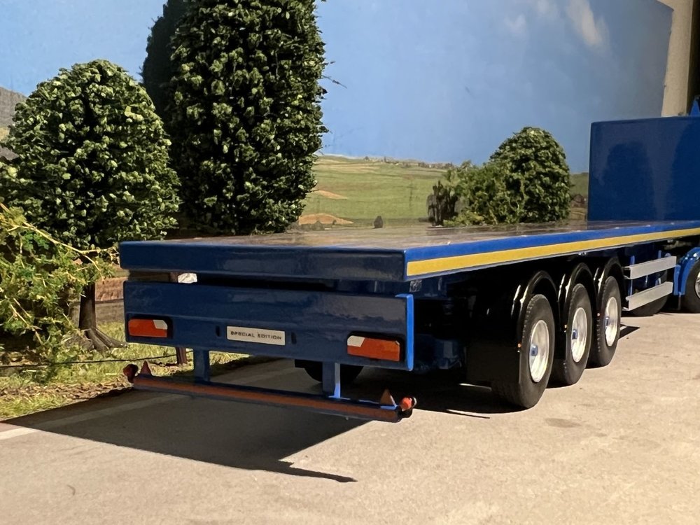 IMC IMC/Tekno  Scania S Highline 6x2 with 3-axle flatbed trailer Blue Crown