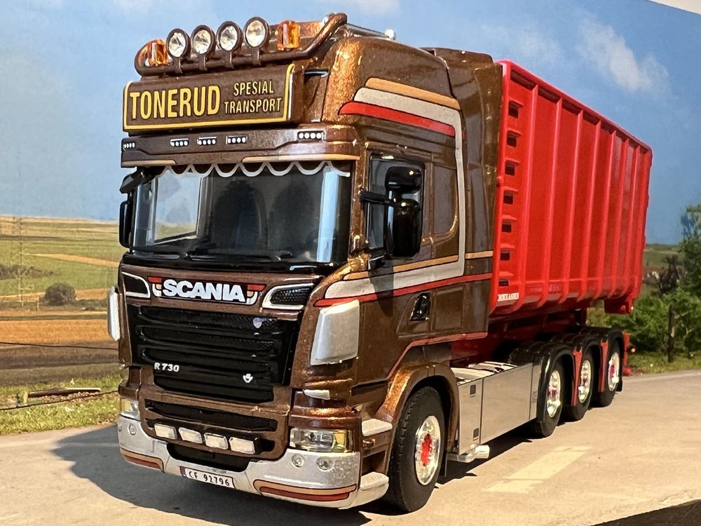 WSI WSI Scania R6 Topline 8x4 bakwagen met haakarm systeem + 40m3 container TONERUD