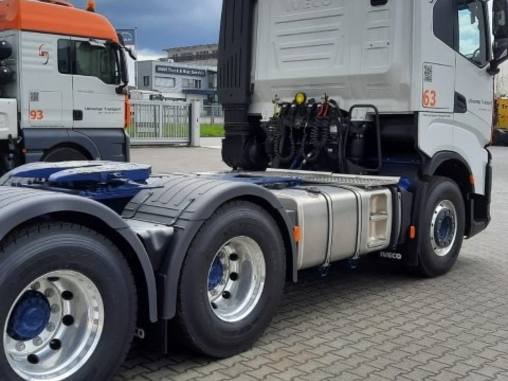 Tekno Tekno Iveco S-way 6x4 with 4-axle low loader Universal