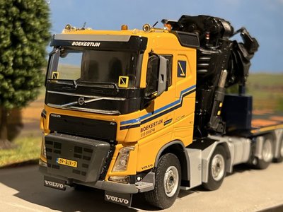 WSI WSI Volvo FH04 sleeper cab 10x4 Flatbed truck + crane/jib Boekestijn