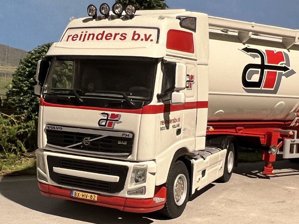 WSI WSI Volvo FH3 Globetrotter 4x2 met kippende bulkoplegger Reijnders