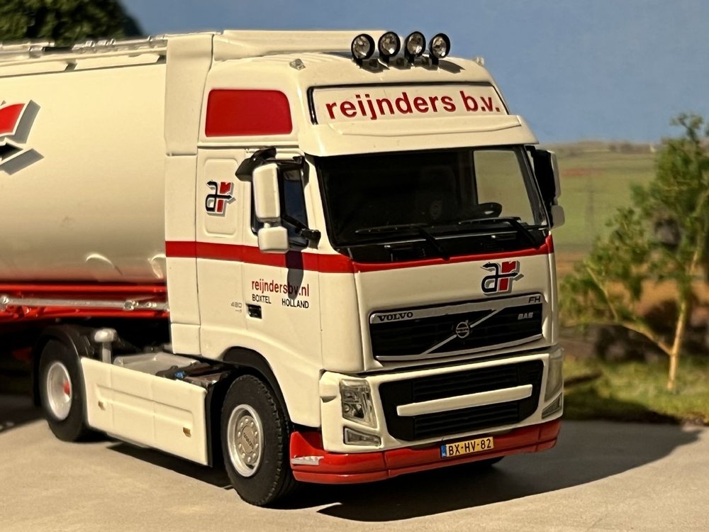 WSI WSI Volvo FH3 Globetrotter 4x2 met kippende bulkoplegger Reijnders