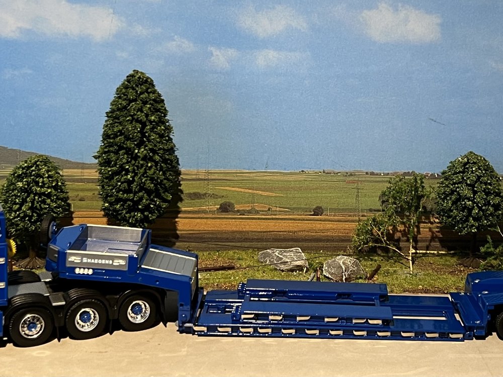 Tekno Tekno Volvo Globetrotter FH4 8x4  with 3-axle Goldhofer lowloader Haegens