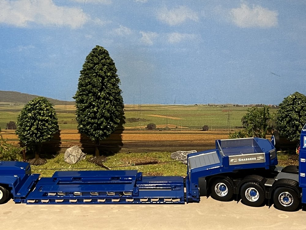 Tekno Tekno Volvo Globetrotter FH4 8x4  with 3-axle Goldhofer lowloader Haegens