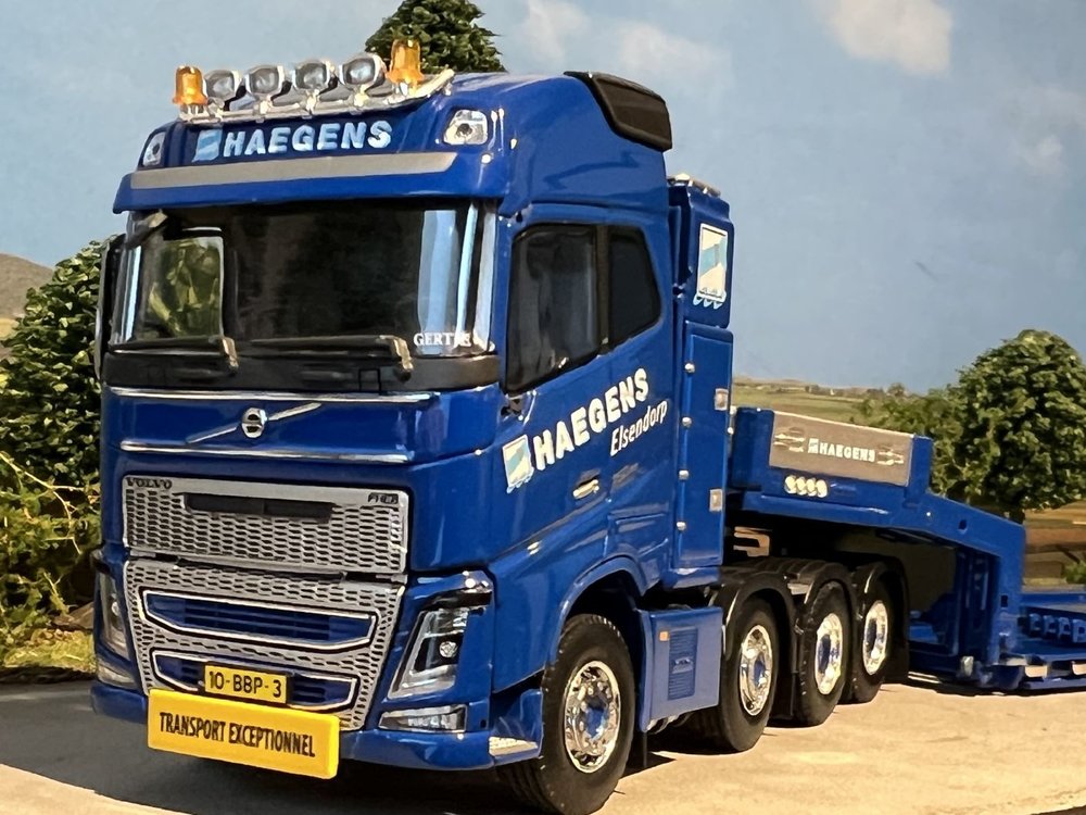 Tekno Tekno Volvo Globetrotter FH4 8x4 met 3 assige Goldhofer dieplader Haegens