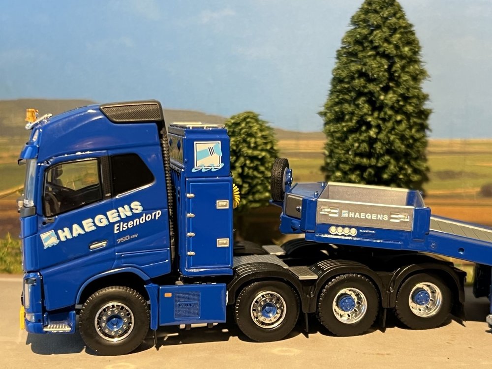 Tekno Tekno Volvo Globetrotter FH4 8x4  with 3-axle Goldhofer lowloader Haegens