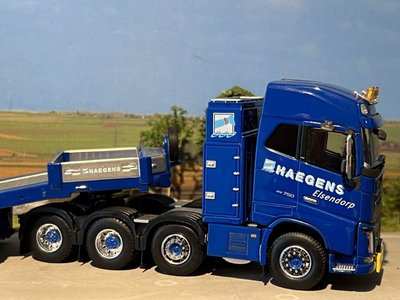 Tekno Tekno Volvo Globetrotter FH4 8x4  with 3-axle Goldhofer lowloader Haegens