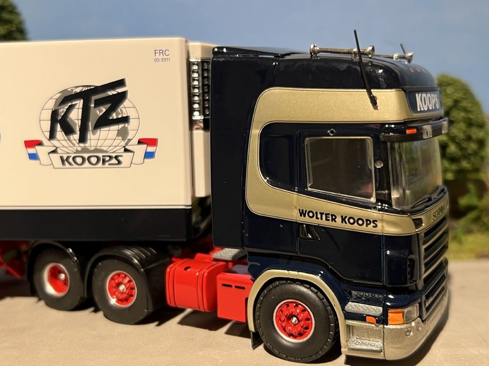 Tekno Tekno Scania R420 Topline 6x2 met 3-as koeloplegger Wolter Koops