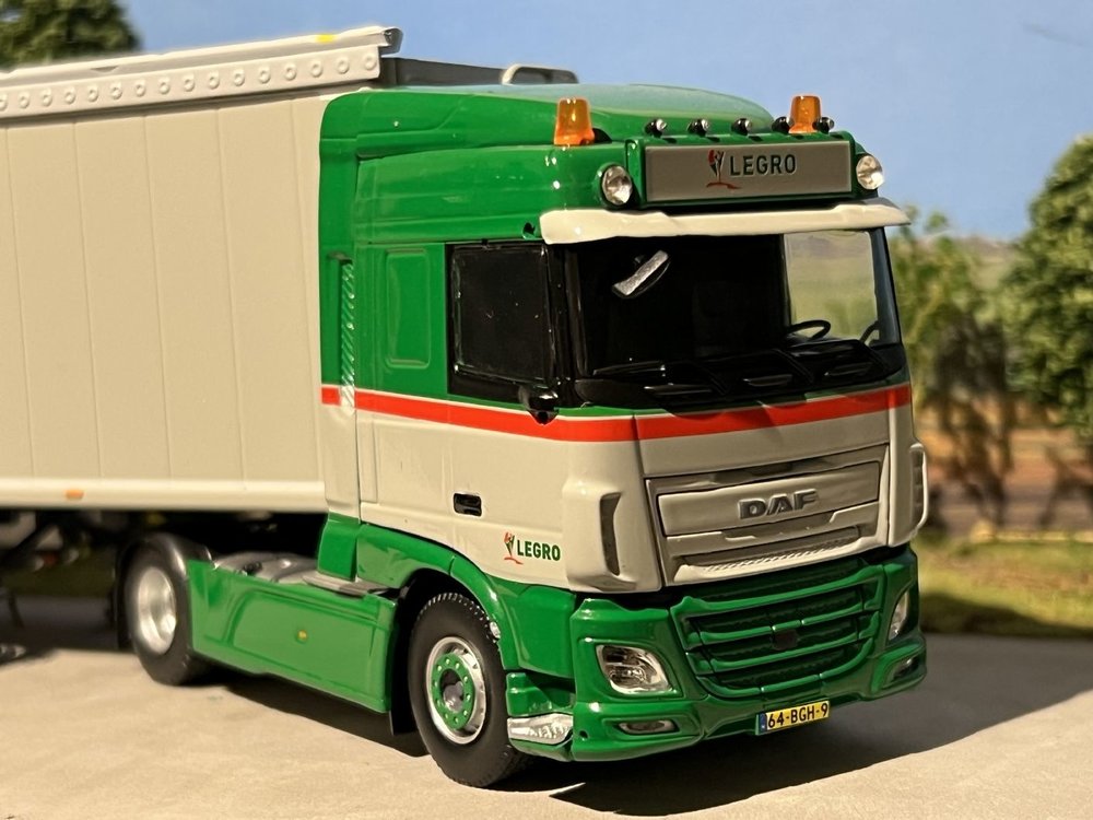 Tekno Tekno DAF Euro 6 XF Space Cab met Cargo Floor oplegger LEGRO