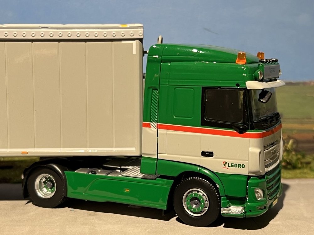 Tekno Tekno DAF Euro 6 XF Space Cab met Cargo Floor oplegger LEGRO