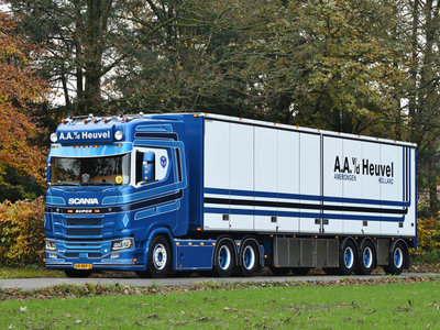 WSI WSI Scania S Highline 6x2 met 3-as box oplegger A.A. vd Heuvel