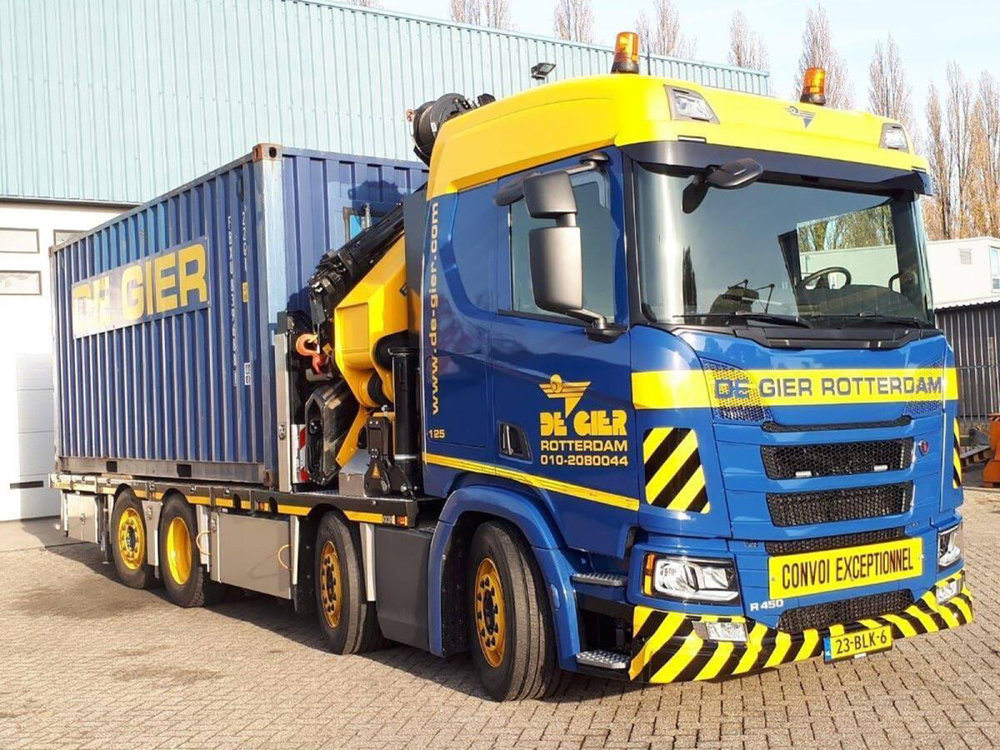 WSI WSI Scania R 8x2 vlakke bakwagen + palfinger met jib + 20ft. container de Gier