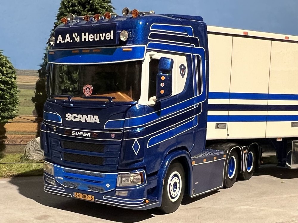 WSI WSI Scania S Highline 6x2 met 3-as box oplegger A.A. vd Heuvel