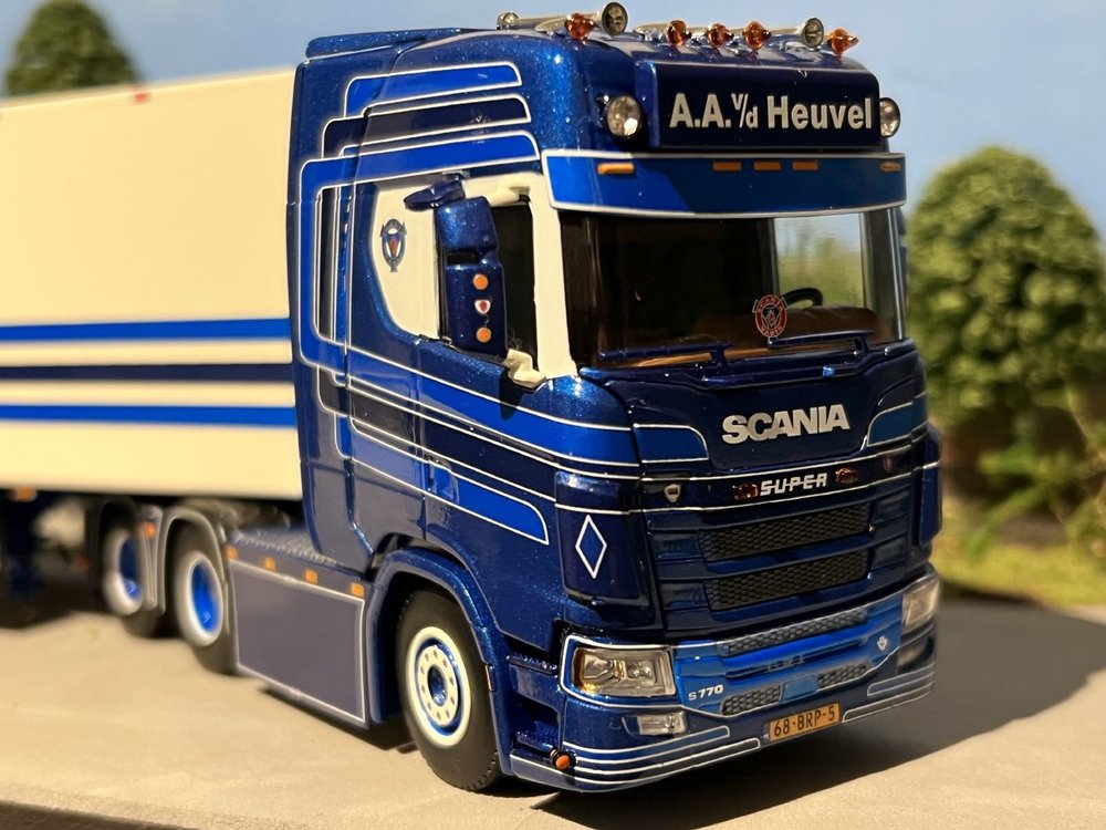 WSI WSI Scania S Highline 6x2 met 3-as box oplegger A.A. vd Heuvel