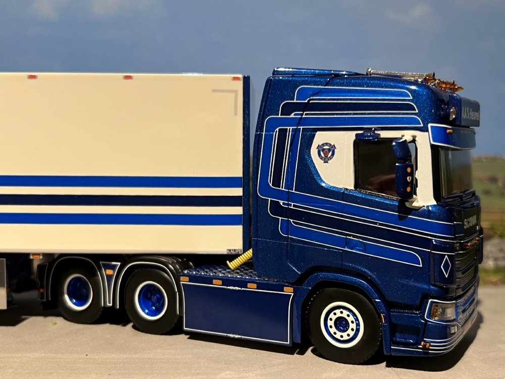 WSI WSI Scania S Highline 6x2 met 3-as box oplegger A.A. vd Heuvel