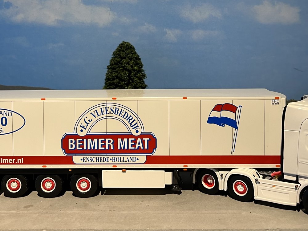 WSI WSI Scania R Topline 6x2 met 3-as koeloplegger Beimer meat