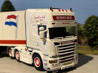 WSI WSI Scania R Topline 6x2 met 3-as koeloplegger Beimer meat