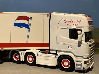 WSI WSI Scania R Topline 6x2 met 3-as koeloplegger Beimer meat