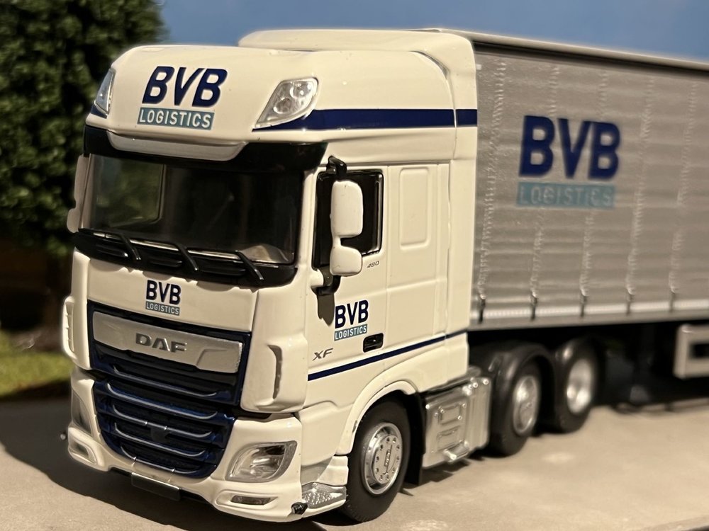 Tekno Tekno DAF XF Super Space Cab met schuifzeilenoplegger en Moffet heftruck BVB Logistics