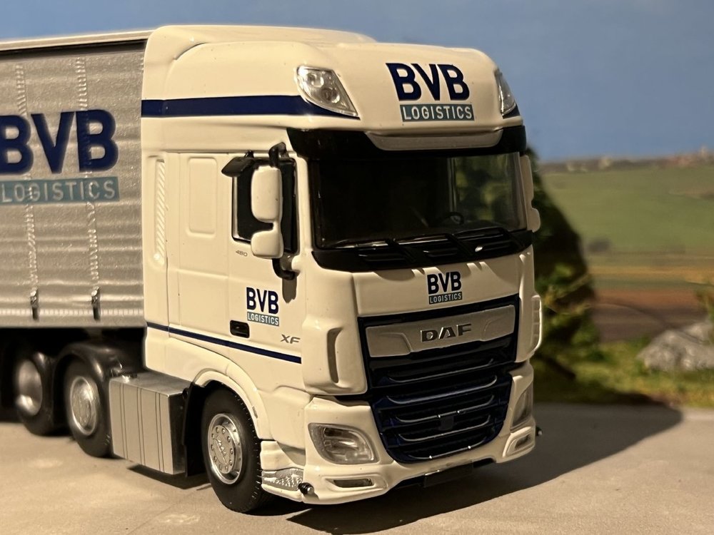 Tekno Tekno DAF XF Super Space Cab met schuifzeilenoplegger en Moffet heftruck BVB Logistics