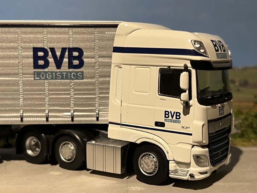 Tekno Tekno DAF XF Super Space Cab met schuifzeilenoplegger en Moffet heftruck BVB Logistics