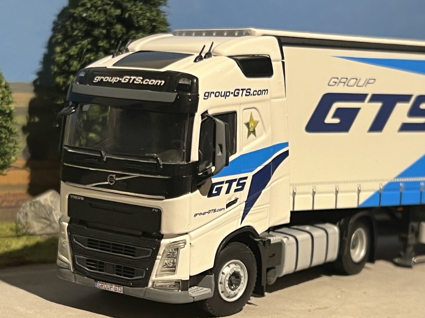 WSI Volvo FH4 Glob. 4x2 with 3-axle curtainside trailer GTS Group