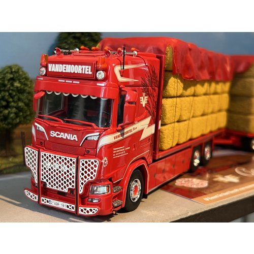 Tekno Tekno Scania next gen motorwagen met aanhanger met vlakke laadvloer incl. lading van de Moortel Tekno Tekno Scania next gen motorwagen met aanhanger met vlakke laadvloer incl. lading van de Moortel
