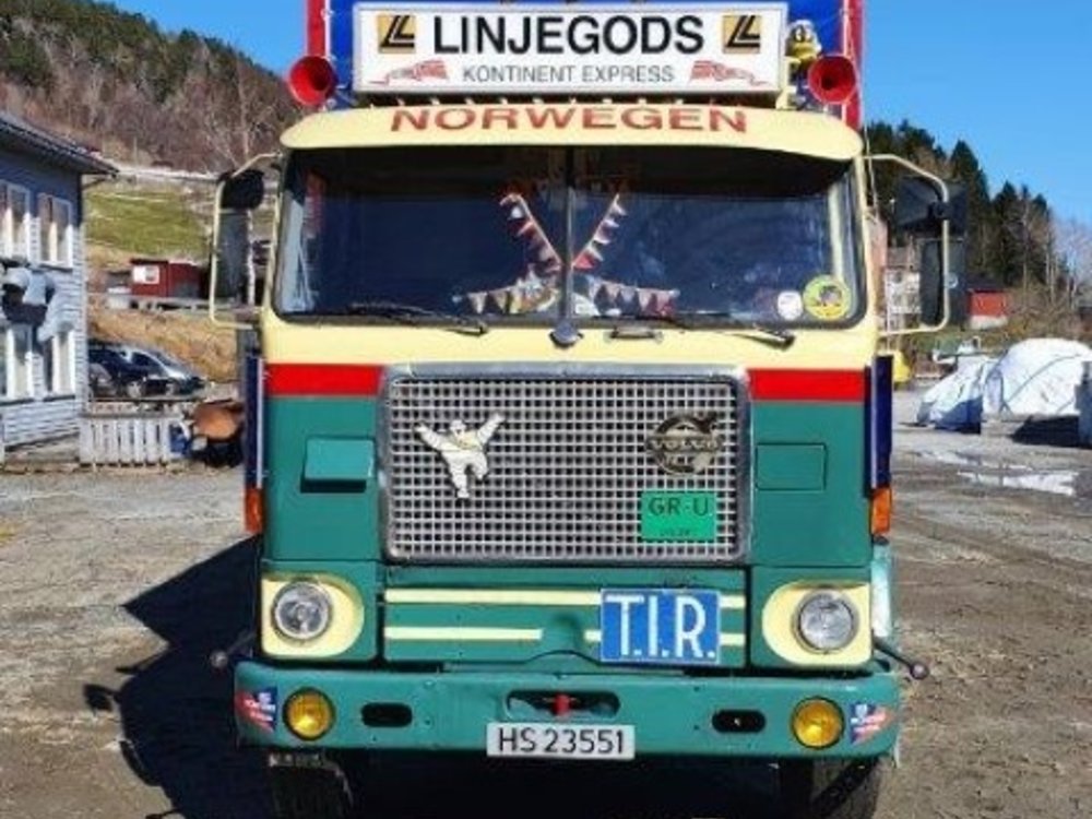 Tekno Tekno Volvo F88 rigid truck with classic tilt trailer Linjegods