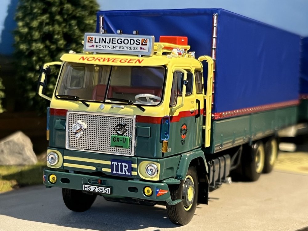 Tekno Tekno Volvo F88 rigid truck with classic tilt trailer Linjegods