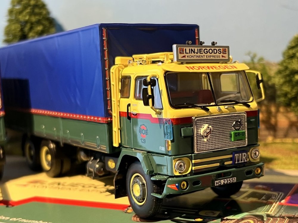 Tekno Tekno Volvo F88 rigid truck with classic tilt trailer Linjegods