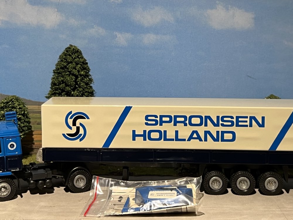 Tekno Tekno Volvo F10 with 3-axle classic tilt trailer van Spronsen