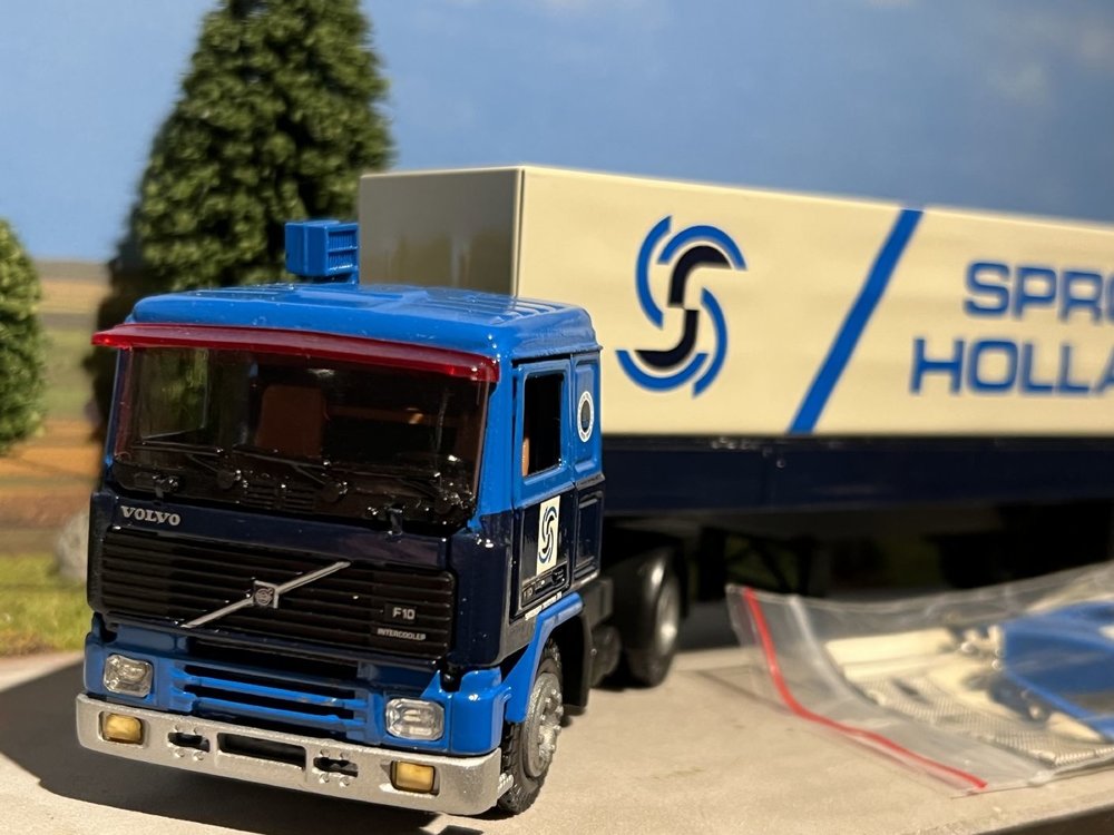 Tekno Tekno Volvo F10 met 3-as classic huifoplegger van Spronsen