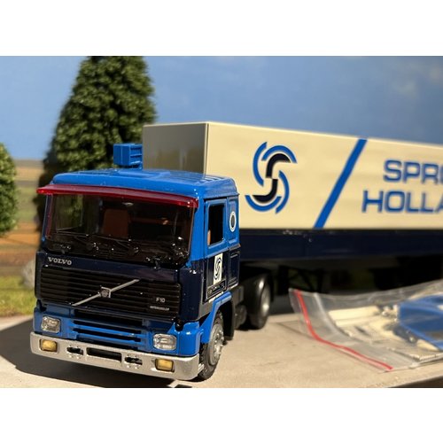 Tekno Tekno Volvo F10 met 3-as classic huifoplegger van Spronsen