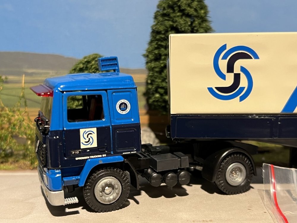 Tekno Tekno Volvo F10 met 3-as classic huifoplegger van Spronsen