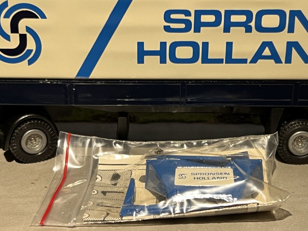 Tekno Tekno Volvo F10 met 3-as classic huifoplegger van Spronsen