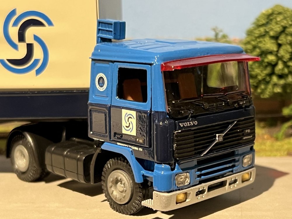 Tekno Tekno Volvo F10 met 3-as classic huifoplegger van Spronsen