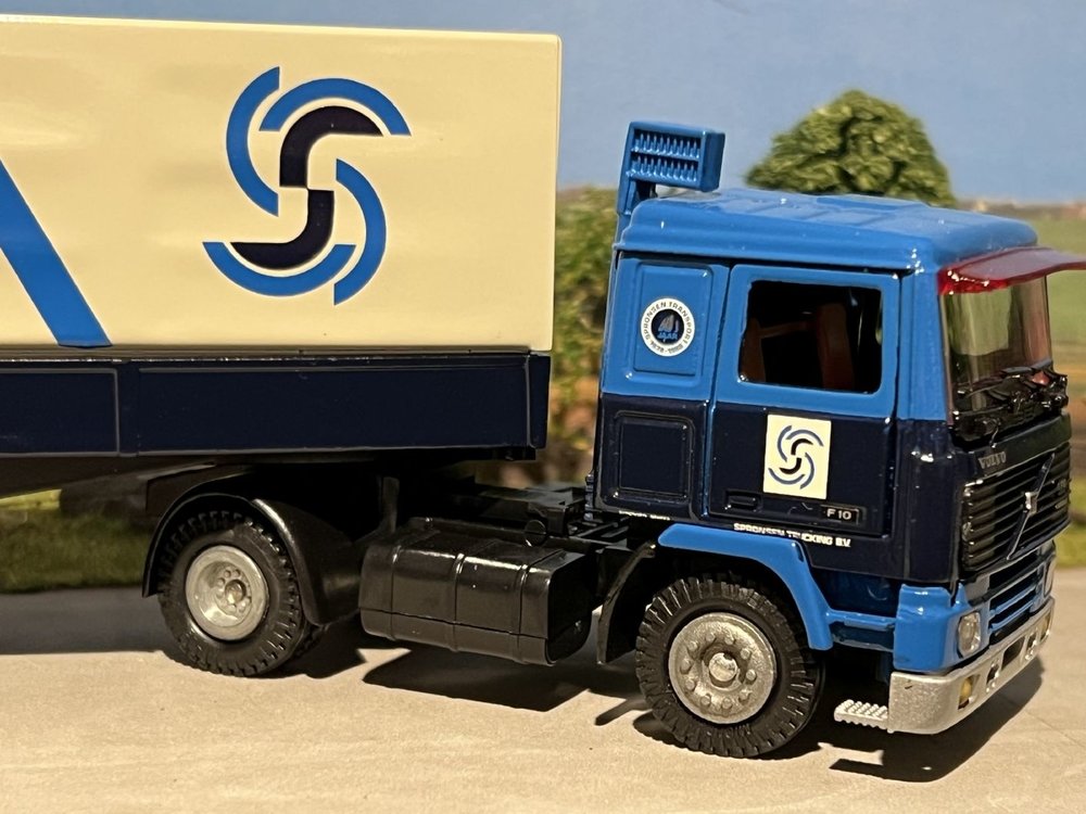 Tekno Tekno Volvo F10 met 3-as classic huifoplegger van Spronsen