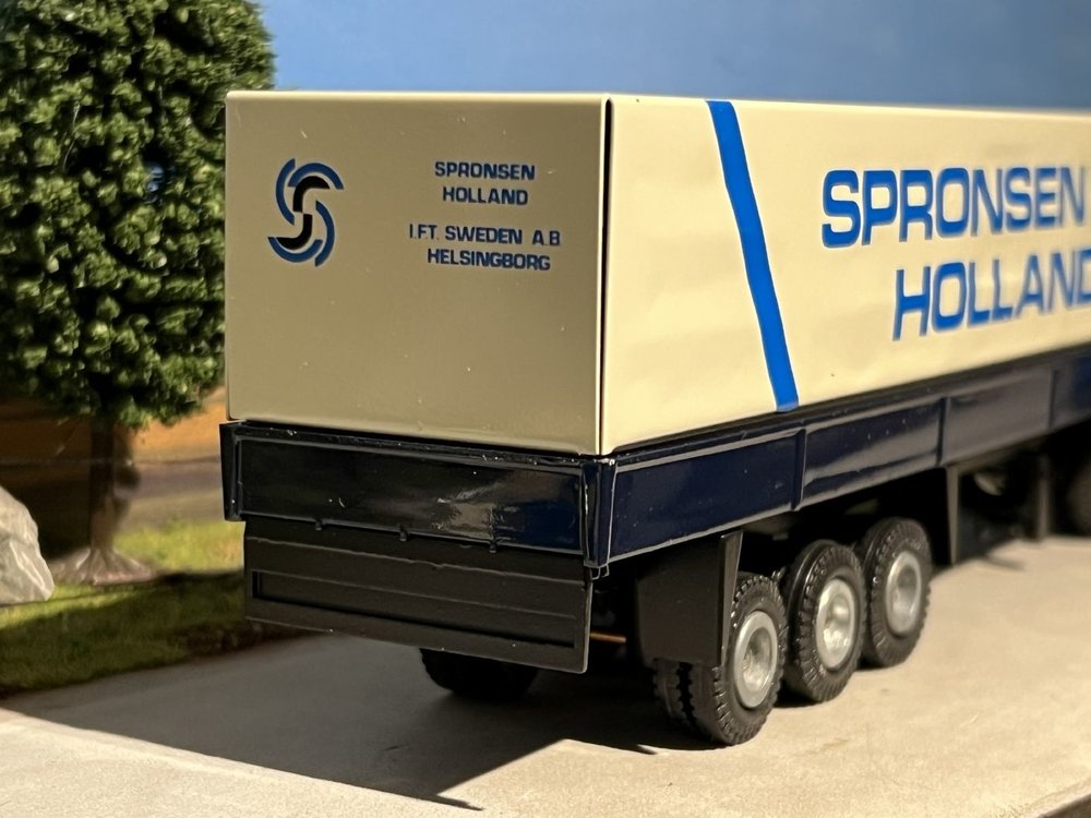 Tekno Tekno Volvo F10 met 3-as classic huifoplegger van Spronsen