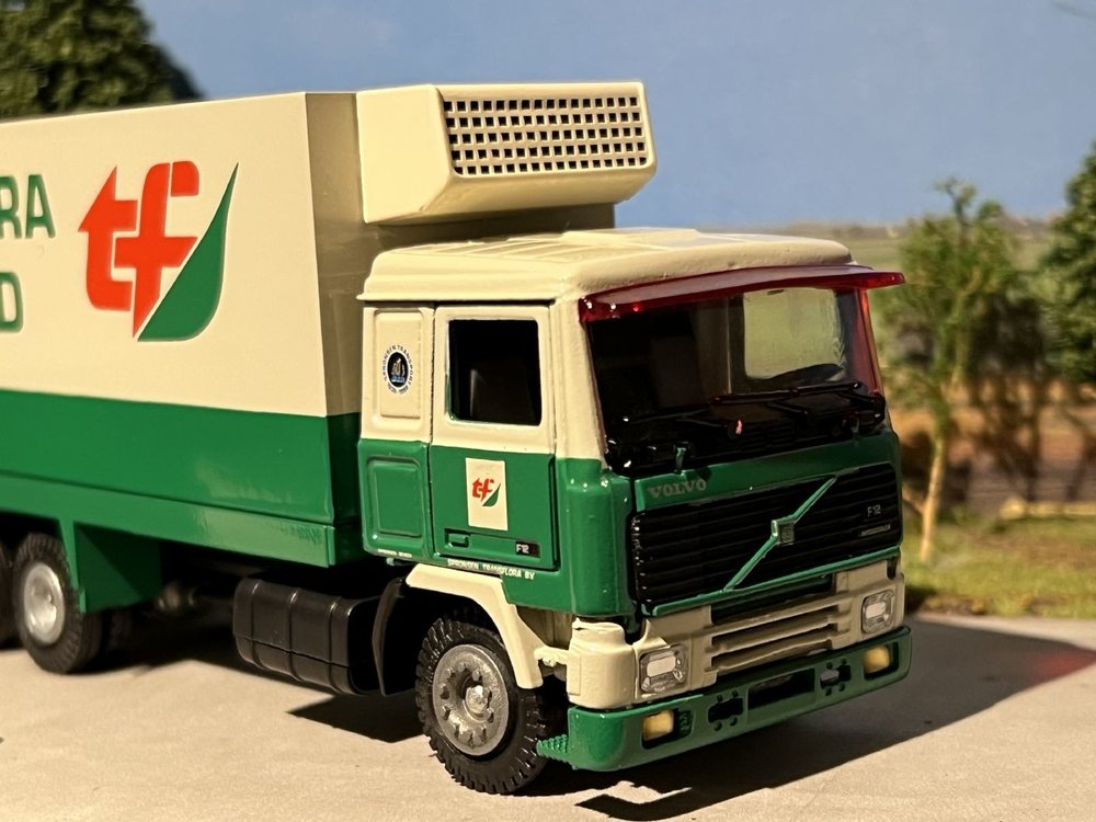 Tekno Tekno Volvo F 12/IC 6x2 Voorwagen met 2 as wipkar Koelkombi van Spronsen