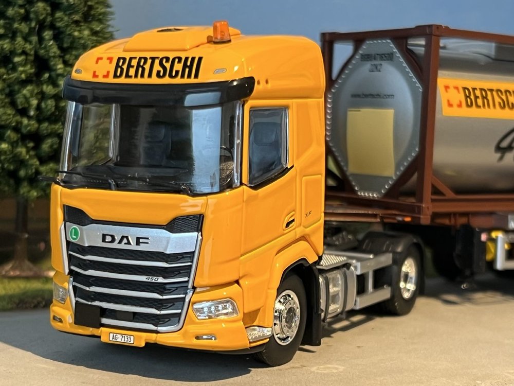 Tekno Tekno DAF XF+ 4x2 met tankcontainer Bertschi