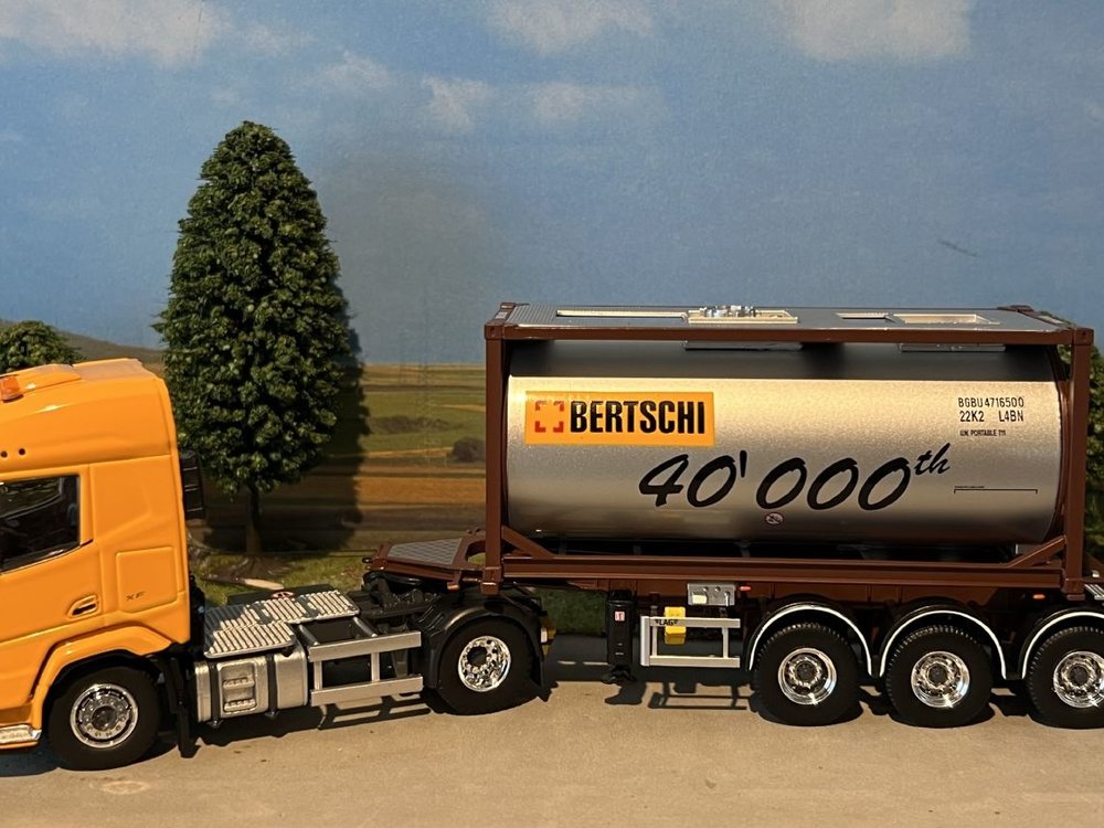 Tekno Tekno DAF XF+ 4x2 with tankcontainer Bertschi