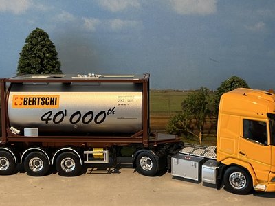 Tekno Tekno DAF XF+ 4x2 met tankcontainer Bertschi