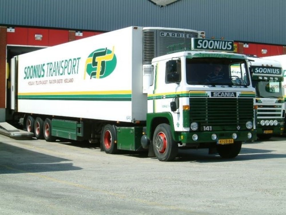 Tekno Tekno Scania 141 with 3-axle reefer trailer Soonius