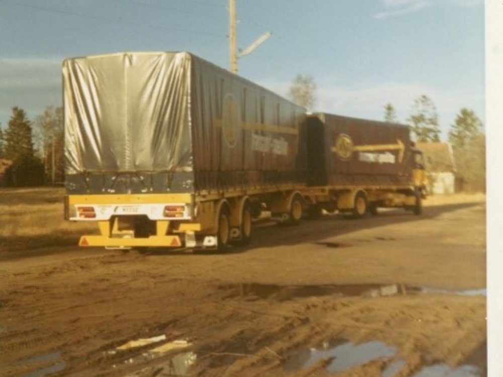 Tekno Tekno Volvo F88 4x2 rigid truck with 12,5m Swedish curtainside trailer ASG Sigurd Andersson