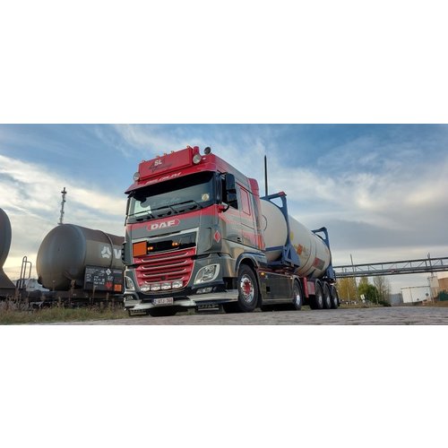 Tekno Tekno DAF XF Spacecab with short container chassis + liquid container SL-Logistics Tekno Tekno DAF XF Spacecab with short container chassis + liquid container SL-Logistics
