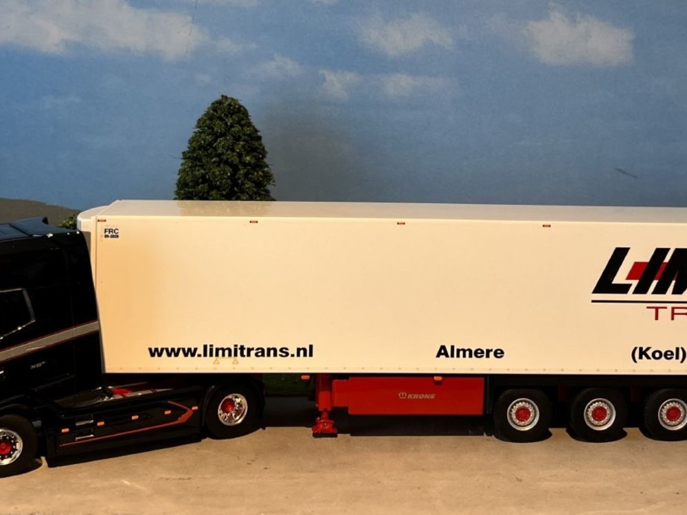 WSI WSI DAF XG+ 4x2 with 3-axle reefer trailer LIMI Trans