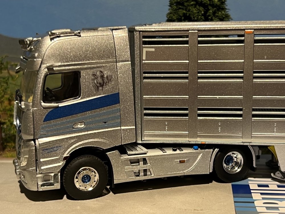 WSI WSI Mercedes Actros MP5 Giga Space 3-axle livestock trailer de Pablo Arribas